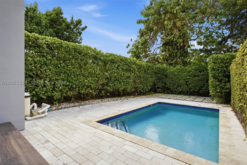 Gorgeous and spacious 3 bed and 3.5 bath townhouse with pool - photo 10