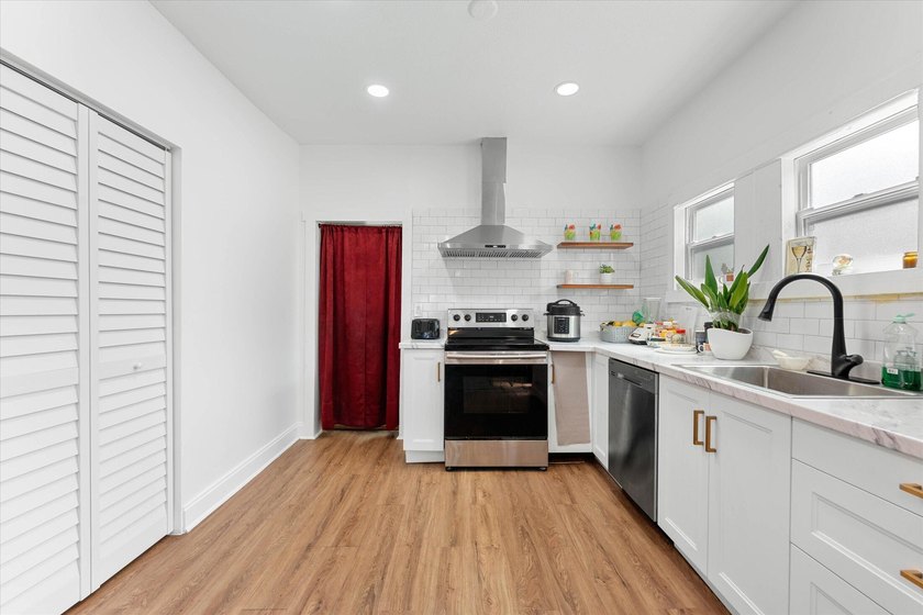 Beautifully blending historic character with modern updates - photo 7