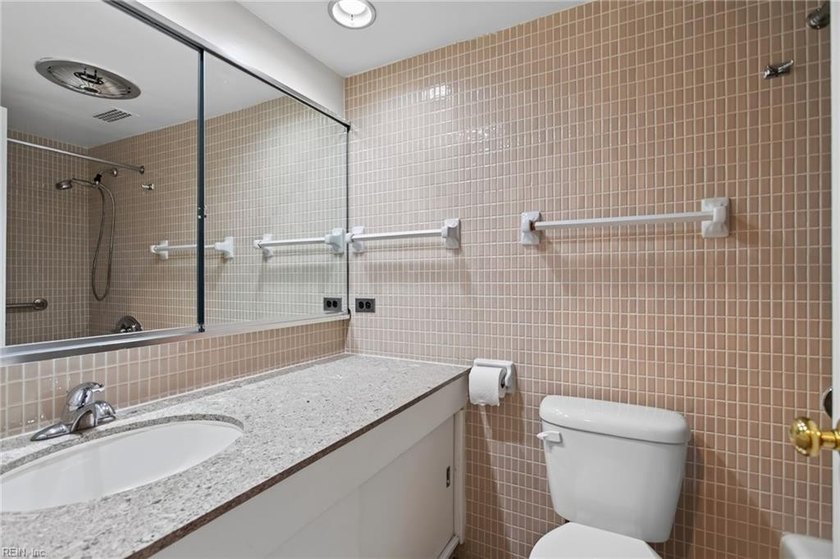 Take a look at this beautiful and spacious 3-bedroom, 3-bathroom - photo 44