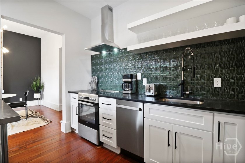 EXECUTIVE RENTAL! SOLD FULLY FURNISHED! Why rent when you can - photo 9