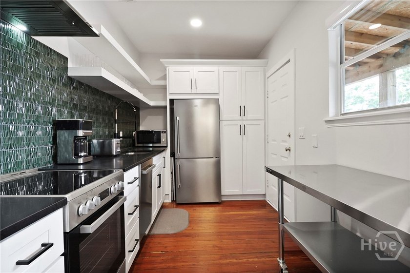 EXECUTIVE RENTAL! SOLD FULLY FURNISHED! Why rent when you can - photo 10