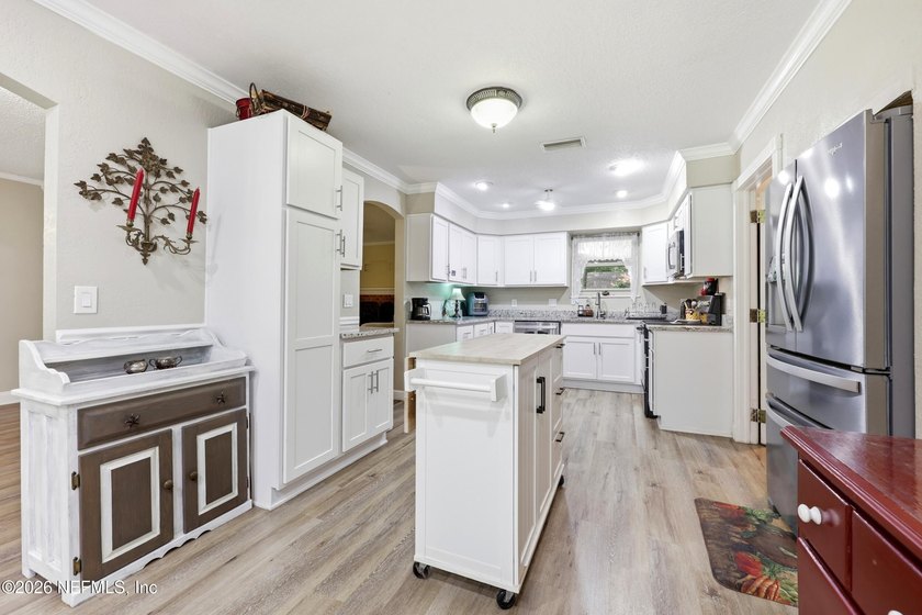 Welcome home to this beautifully maintained all-brick 3-bedroom - photo 11