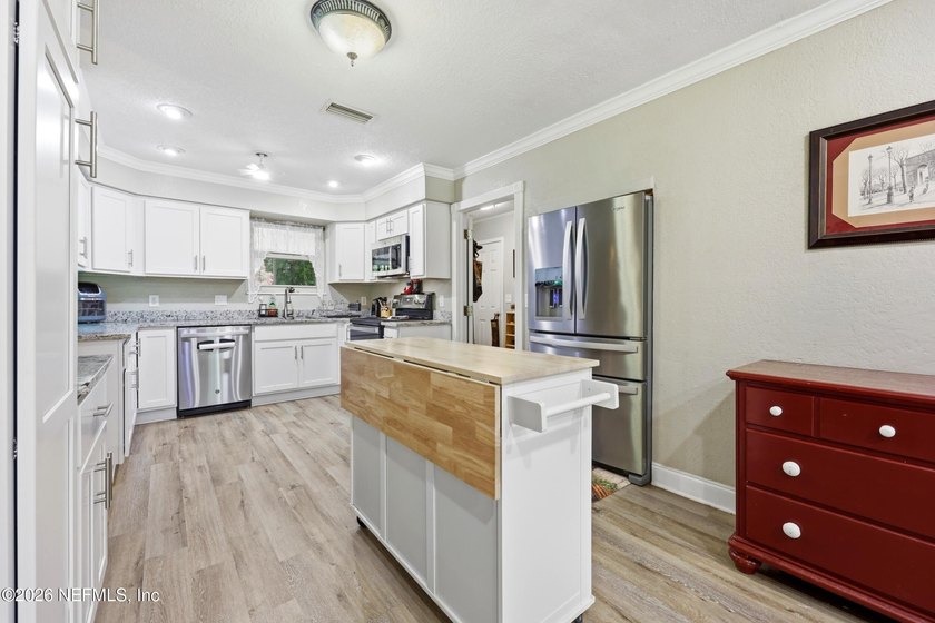 Welcome home to this beautifully maintained all-brick 3-bedroom - photo 12