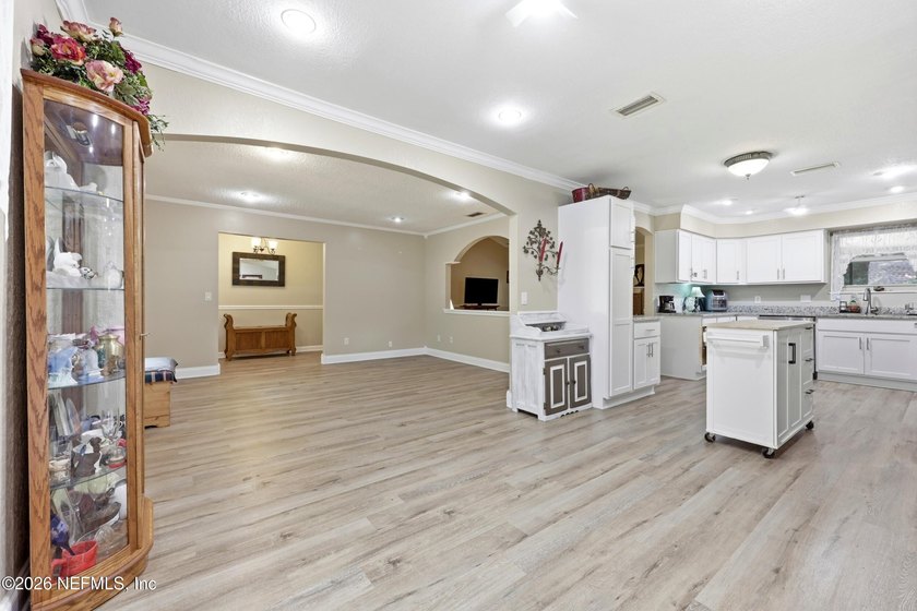Welcome home to this beautifully maintained all-brick 3-bedroom - photo 15