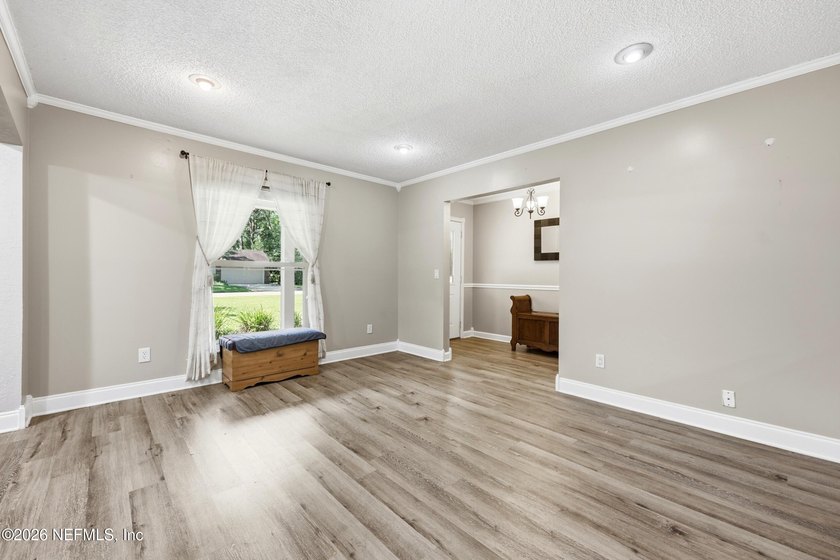 Welcome home to this beautifully maintained all-brick 3-bedroom - photo 18