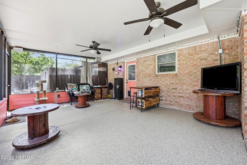 Welcome home to this beautifully maintained all-brick 3-bedroom - photo 33