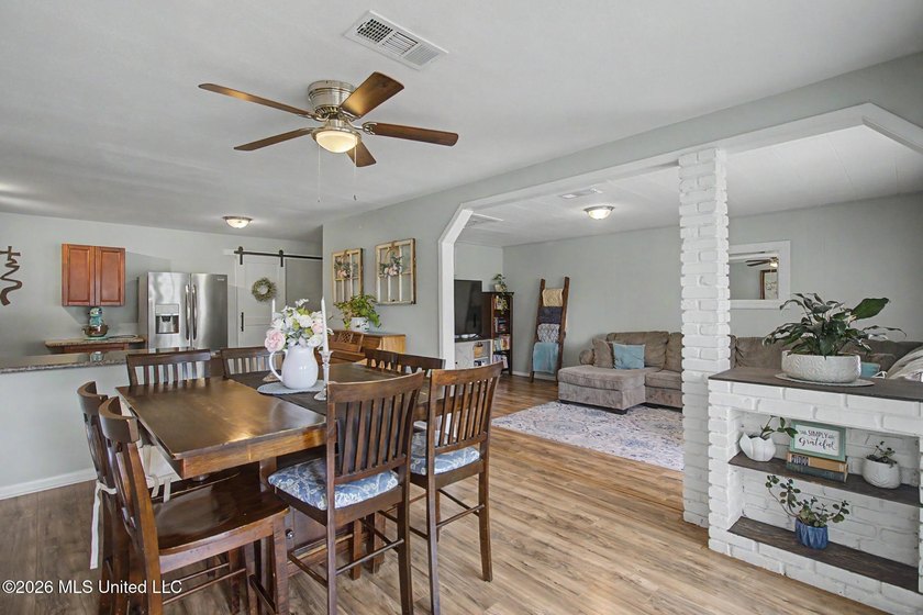 Conveniently located close to the beach, shopping, dining, and - photo 3