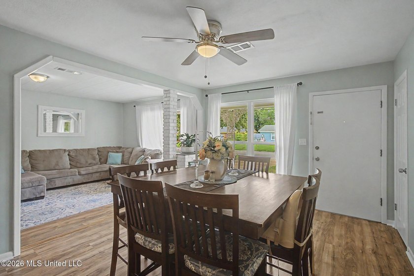 Conveniently located close to the beach, shopping, dining, and - photo 5