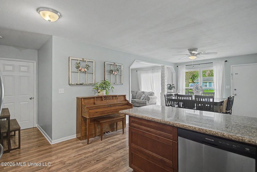 Conveniently located close to the beach, shopping, dining, and - photo 9