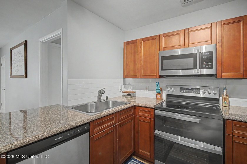 Conveniently located close to the beach, shopping, dining, and - photo 10