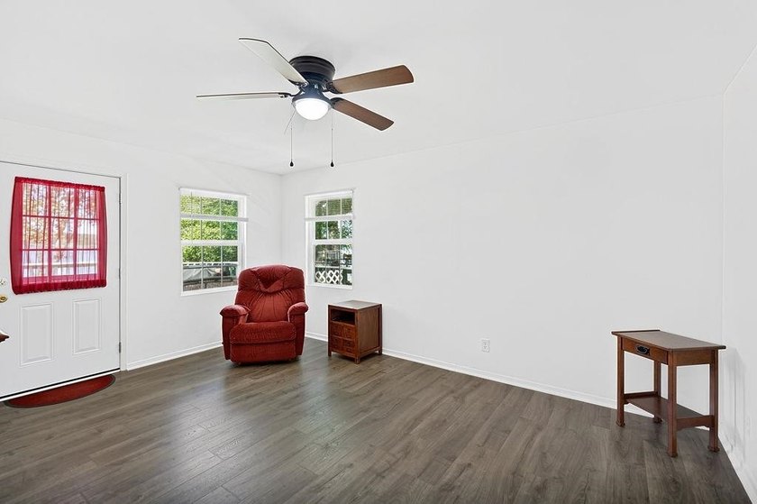 Charming lakefront home on Lone Star lake This 3 bedroom, 2 bath - photo 17