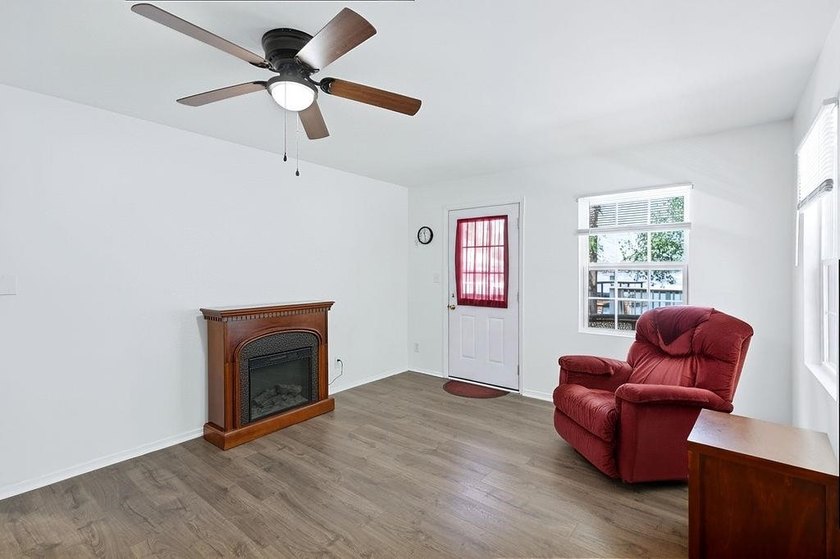 Charming lakefront home on Lone Star lake This 3 bedroom, 2 bath - photo 18
