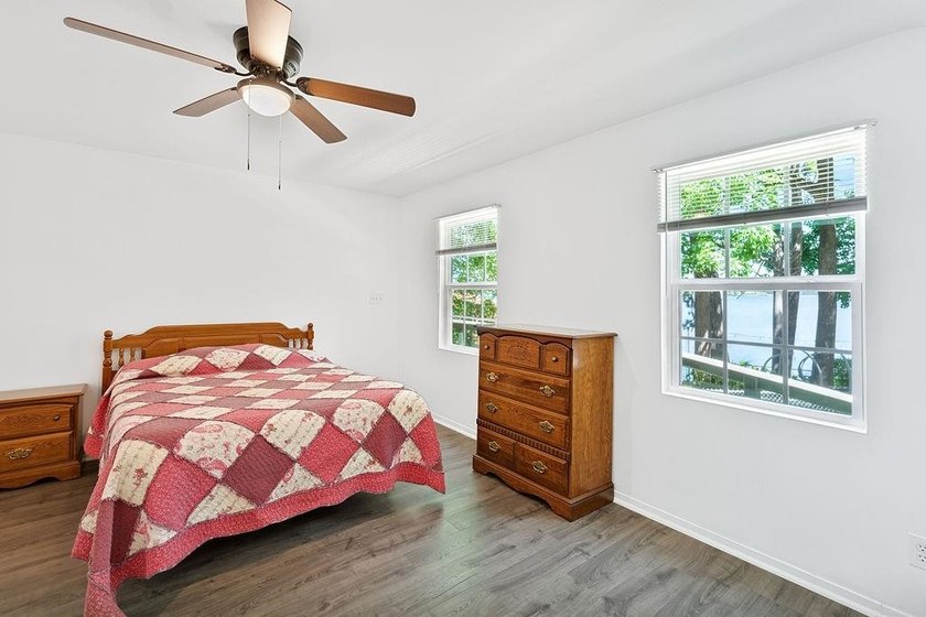 Charming lakefront home on Lone Star lake This 3 bedroom, 2 bath - photo 23