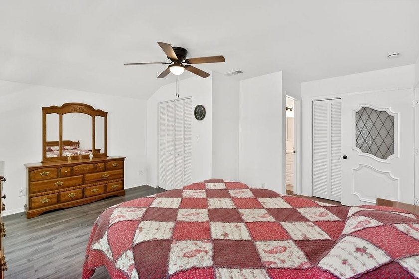 Charming lakefront home on Lone Star lake This 3 bedroom, 2 bath - photo 24