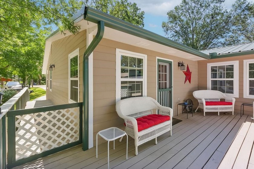 Charming lakefront home on Lone Star lake This 3 bedroom, 2 bath - photo 32