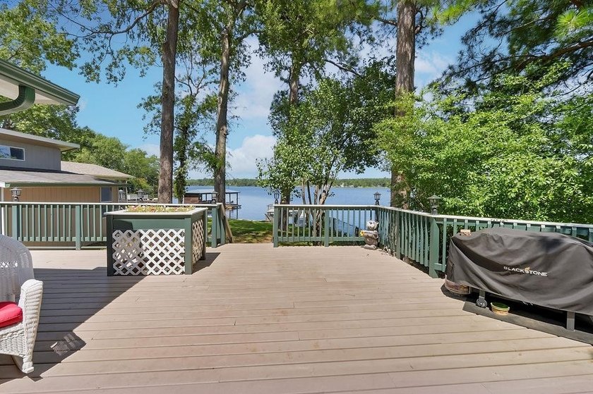 Charming lakefront home on Lone Star lake This 3 bedroom, 2 bath - photo 33