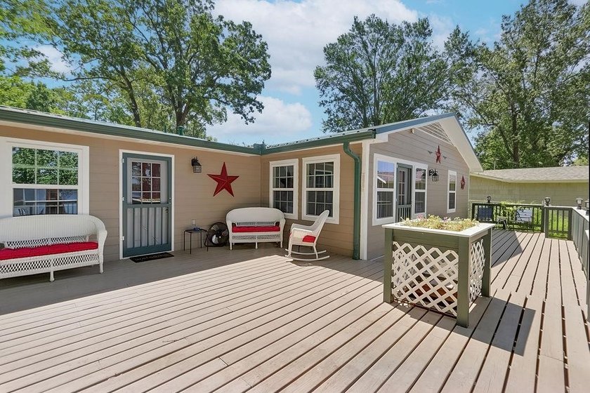 Charming lakefront home on Lone Star lake This 3 bedroom, 2 bath - photo 41