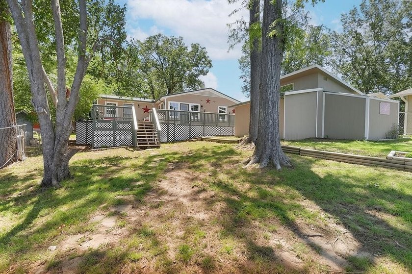 Charming lakefront home on Lone Star lake This 3 bedroom, 2 bath - photo 46