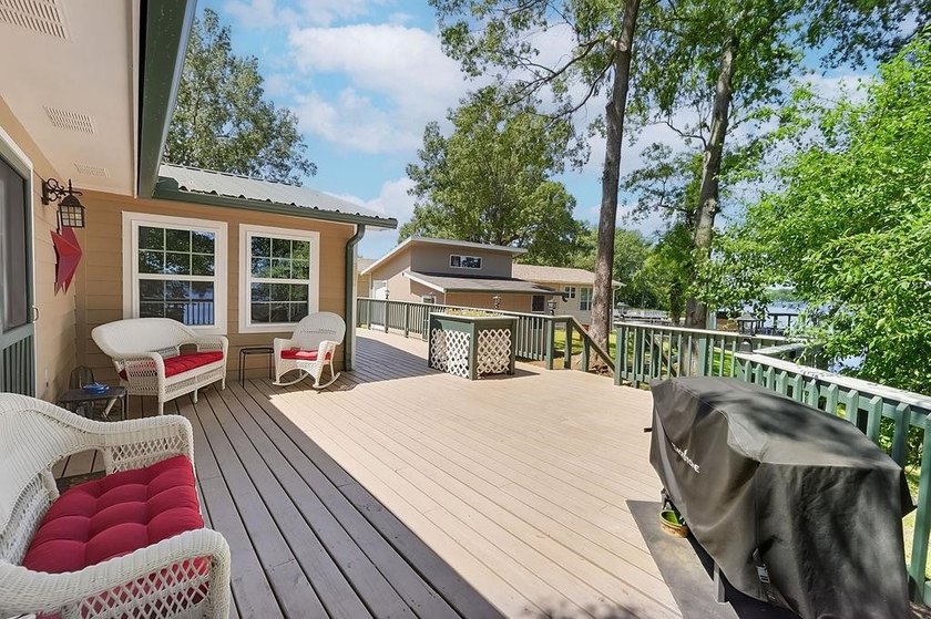 Charming lakefront home on Lone Star lake This 3 bedroom, 2 bath - photo 48