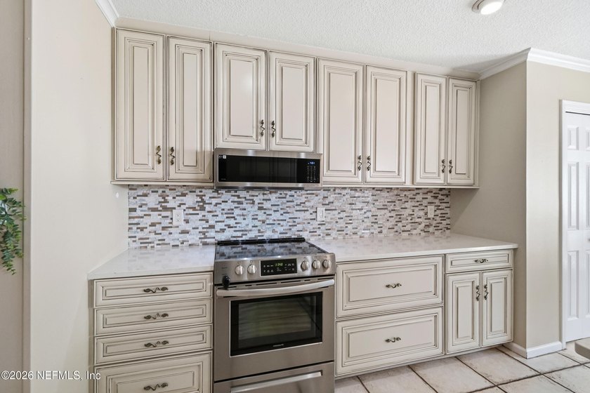 Welcome to this beautiful 4-bedroom, 2.5-bath home in the heart - photo 11