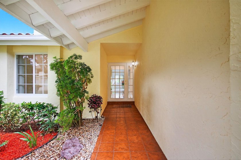 LOCATION! LOCATION! DISCOVER THIS RARE 3/2/GARAGE SUNLIT CORNER - photo 5