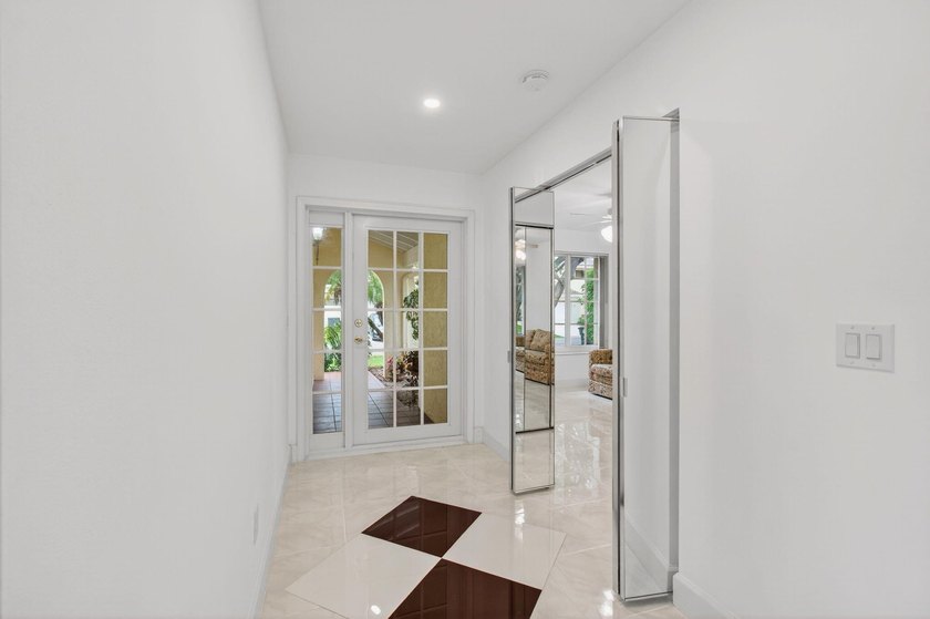 LOCATION! LOCATION! DISCOVER THIS RARE 3/2/GARAGE SUNLIT CORNER - photo 6