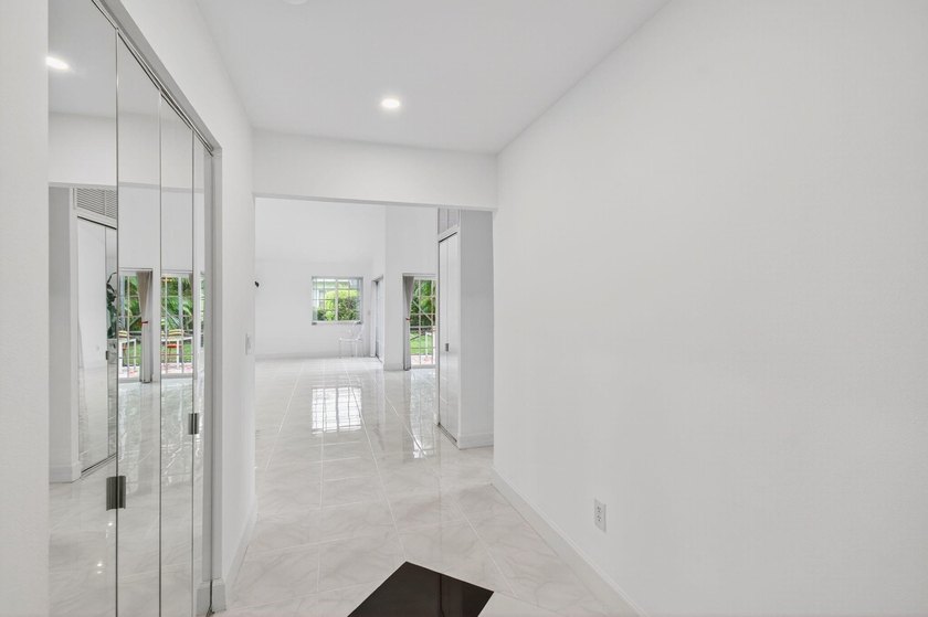 LOCATION! LOCATION! DISCOVER THIS RARE 3/2/GARAGE SUNLIT CORNER - photo 7