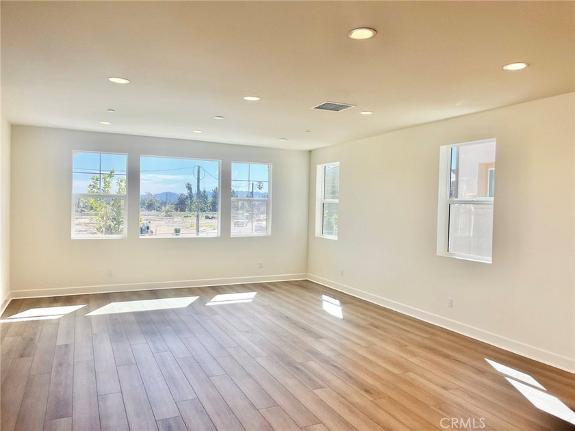Beautiful brand new home within minutes to the beach! This - photo 2