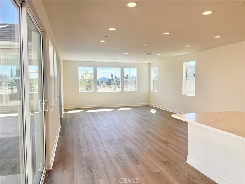Beautiful brand new home within minutes to the beach! This - photo 4