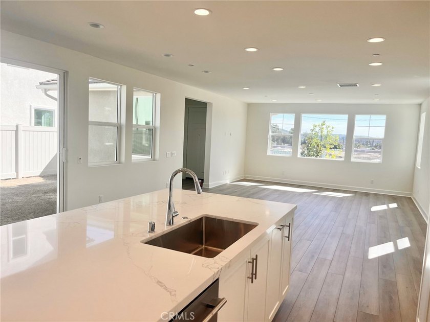 Beautiful brand new home within minutes to the beach! This - photo 5