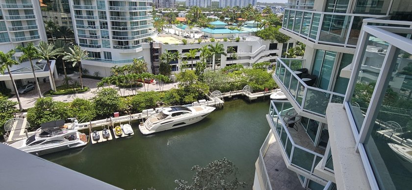 BEAUTIFUL LARGE 3 BEDROOM, 2 BATHROOM CONDO. BEST LINE IN ST - photo 3