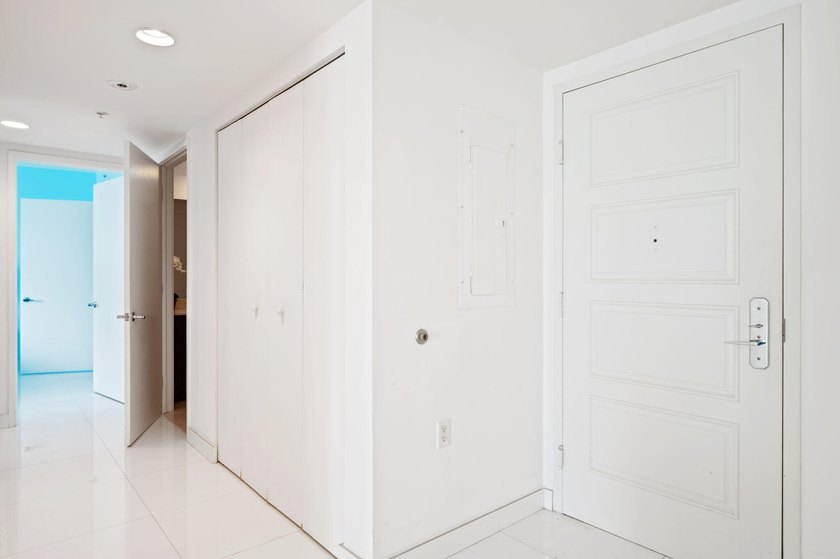 BEAUTIFUL LARGE 3 BEDROOM, 2 BATHROOM CONDO. BEST LINE IN ST - photo 7