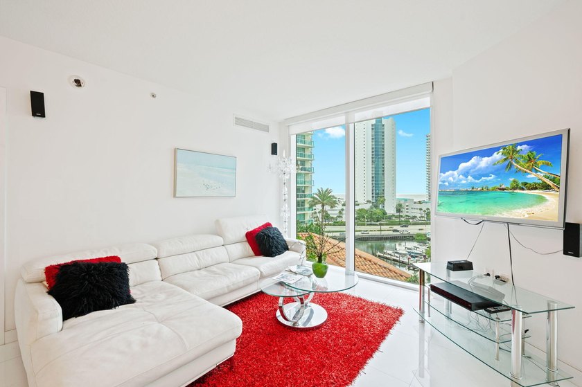 BEAUTIFUL LARGE 3 BEDROOM, 2 BATHROOM CONDO. BEST LINE IN ST - photo 8