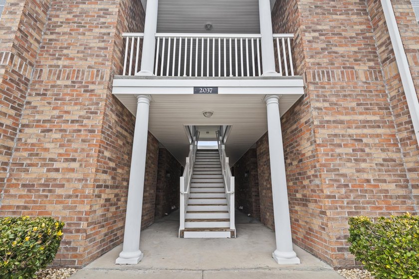 Gorgeous and well maintained two-bedroom, two full bath - photo 30