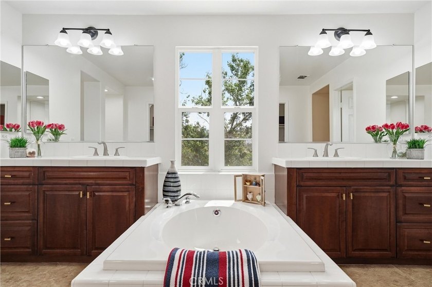 Price to sell--only $276/SF for a beautiful view home! Set - photo 32