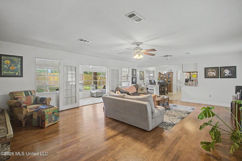 Absolutely precious and move-in ready! This charming 2-bedroom - photo 3