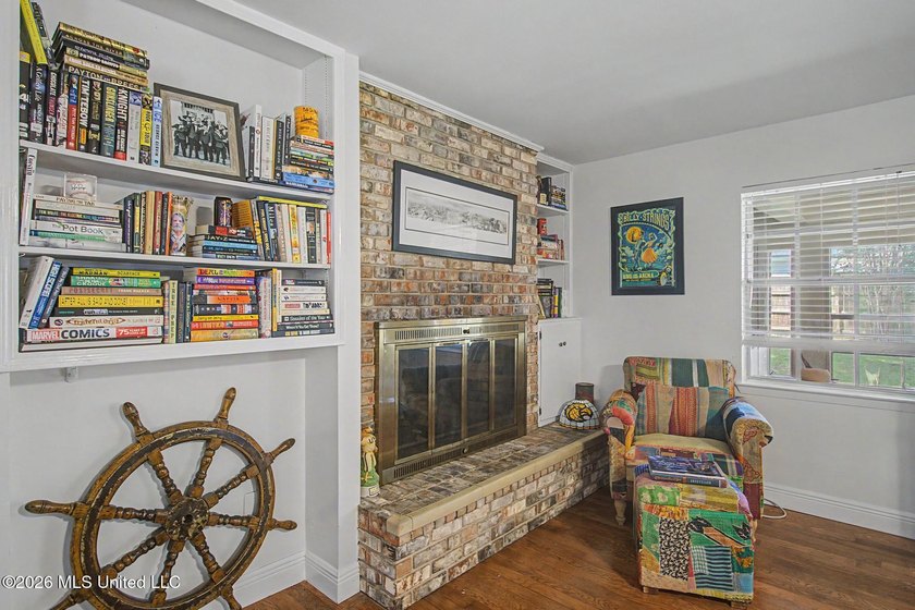 Absolutely precious and move-in ready! This charming 2-bedroom - photo 4