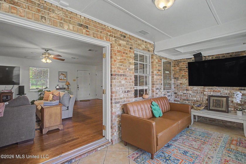 Absolutely precious and move-in ready! This charming 2-bedroom - photo 5