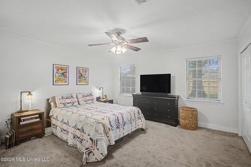 Absolutely precious and move-in ready! This charming 2-bedroom - photo 8