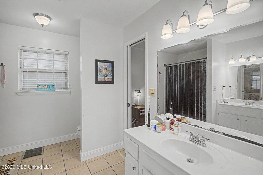 Absolutely precious and move-in ready! This charming 2-bedroom - photo 10