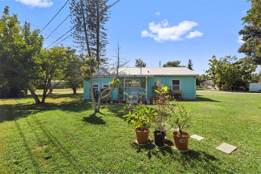 Welcome to this beautifully updated two-bedroom, one-bathroom - photo 31