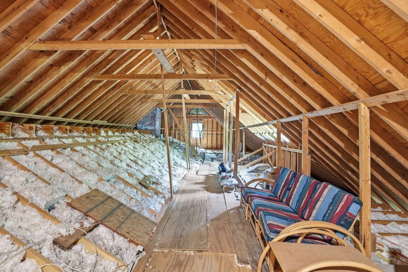 This 3,030-square-foot, 4-bedroom, 4-bathroom lake house with - photo 44