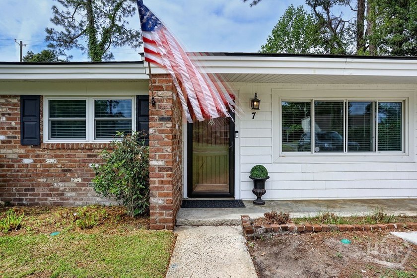 Ideally situated in the heart of Savannah, this beautifully - photo 2