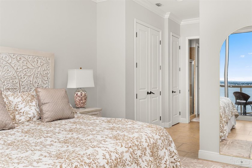 Perched on the 21st floor, this fully furnished penthouse - photo 22