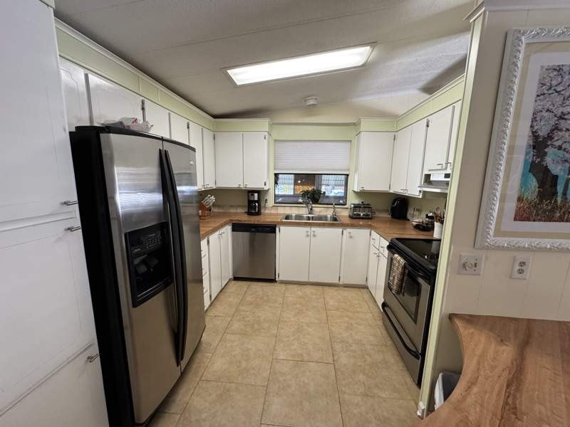 Welcome to this charming 2-bedroom, 2-bathroom manufactured home - photo 2
