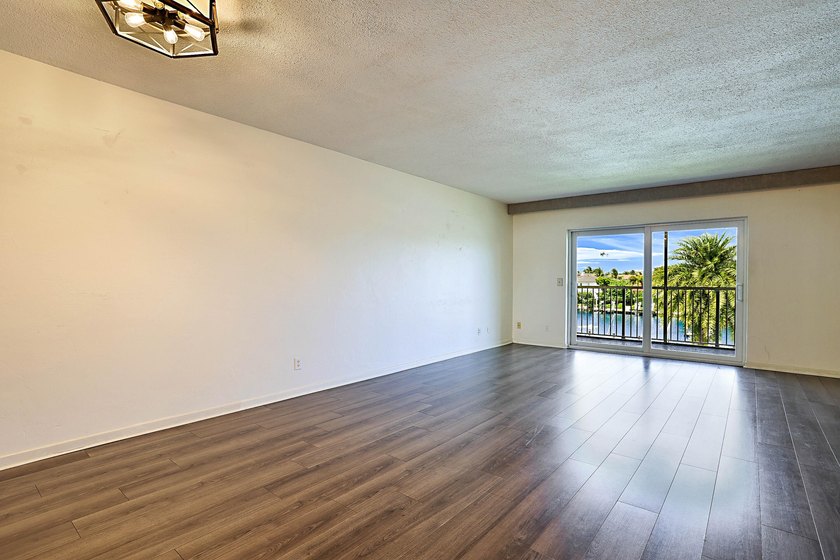 Move right into this beautifully updated 2-bedroom, 2-bath - photo 3