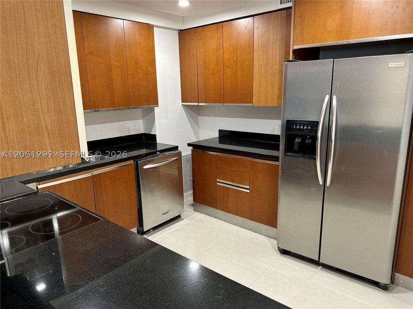 This spacious 2-bed, 2-bath condo is move-in ready and waiting - photo 4