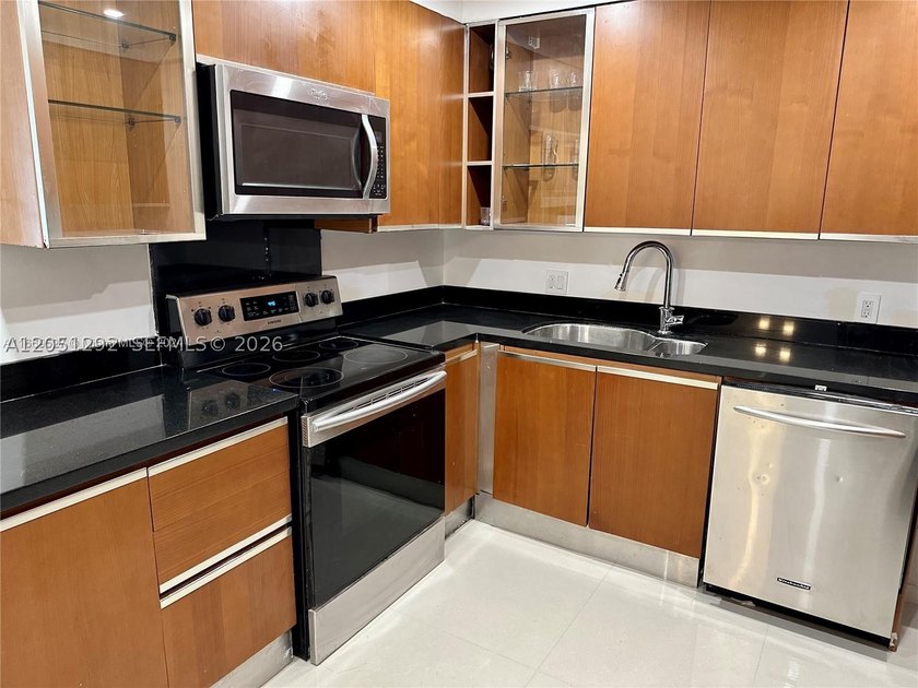 This spacious 2-bed, 2-bath condo is move-in ready and waiting - photo 5