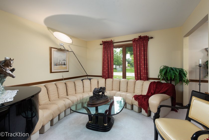 Welcome to this beautifully maintained end-unit townhome that - photo 4