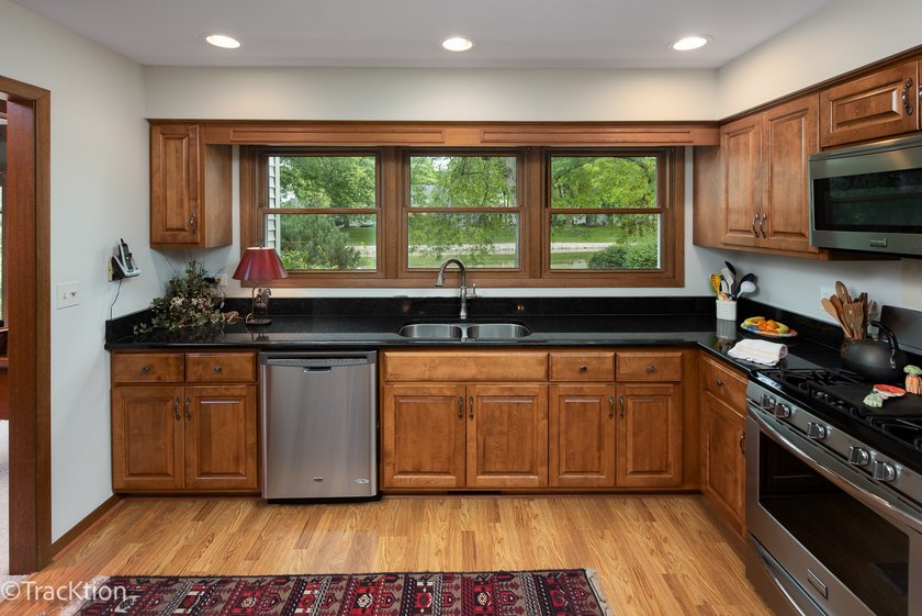 Welcome to this beautifully maintained end-unit townhome that - photo 9